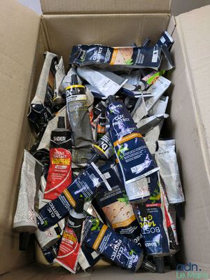 une boîte en carton remplie de friandises en tout genre
