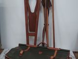 une valise et deux parapluies posés sur une table