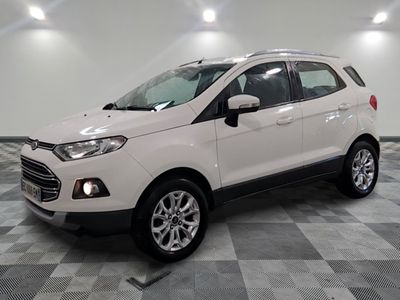Une Ford EcoSport Titanium de 2018 dans un showroom au sol à damier
