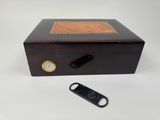 une boîte à cigares ouverte, avec un coupe-cigare à côté