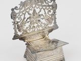 une assiette en argent antique avec un oiseau sur le dessus