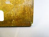un gros plan sur un morceau de métal posé sur une table
