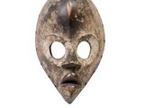 une image d'un masque en bois sur fond blanc