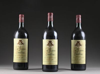 trois bouteilles de vin sont alignées sur une table