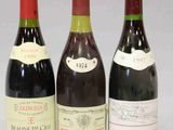 trois bouteilles de vin sont alignées sur une table
