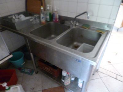 une cuisine équipée d'un évier et d'un lave-vaisselle