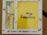 une boîte jaune contenant deux stylos et une boîte jaune contenant deux stylos