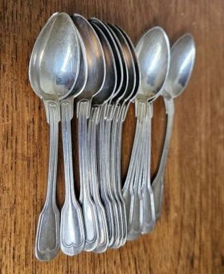 tout un tas de cuillères accrochées au mur