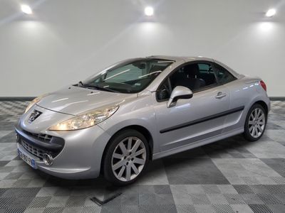 la voiture argentée est garée dans le garage sur le sol en damier