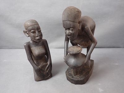 Deux statues africaines en bois dur, représentant des person…