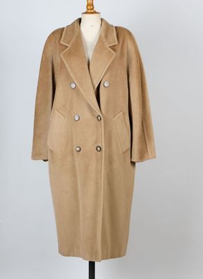 une image d'un manteau sur un support de mannequin