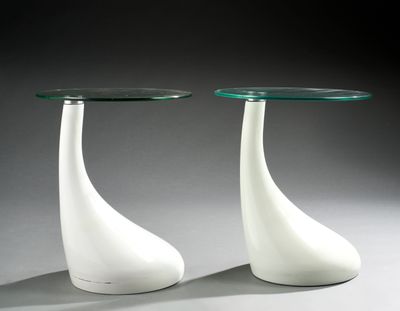 deux vases blancs surmontés d'un couvercle en verre, posés sur une table