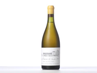 la bouteille de vin blanc est posée sur la table