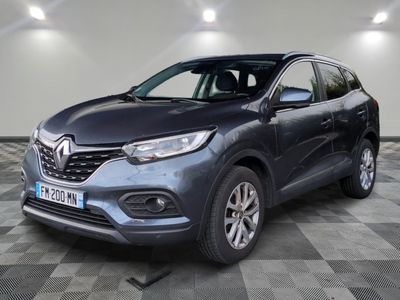 un renault kad suv gris garé sur un sol en damier