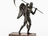 une statue en bronze représentant un ange tenant une faux, posée sur un socle en marbre