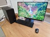 un ordinateur de bureau posé sur une table avec un clavier et une souris
