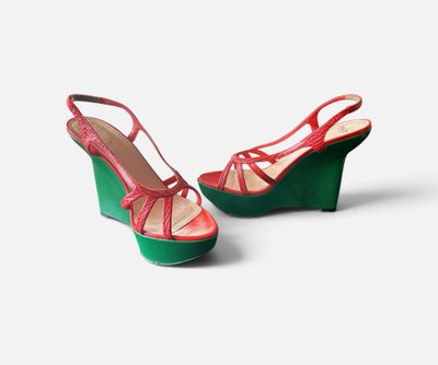 sandales à talons compensés rouges et verts sur fond blanc