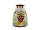 un petit vase orné d'un blason