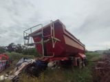 un camion rouge garé dans l'herbe