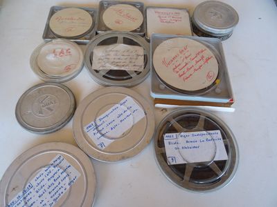 de nombreuses boîtes de conserve portant des inscriptions, posées sur une table