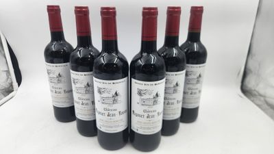 six bouteilles de vin rouge sont alignées