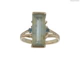 une image représentant une bague sertie d'une pierre verte