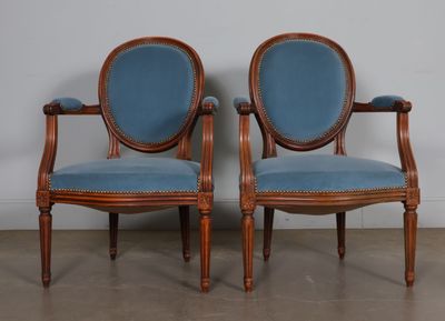 Paire de fauteuils en hêtre mouluré et sculpté, garniture de velours b - Photo 1