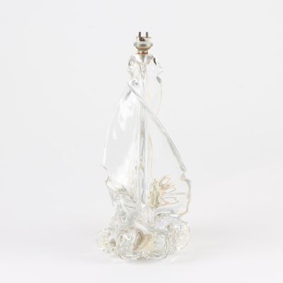 bouteille en verre transparent avec un socle argenté et un bouchon doré