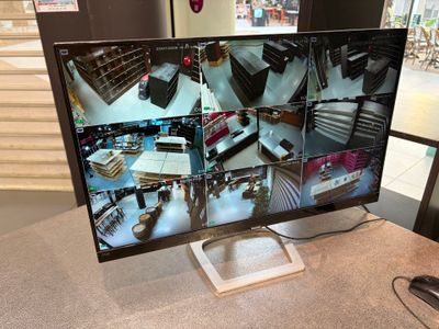un écran d'ordinateur posé sur un bureau, avec une souris