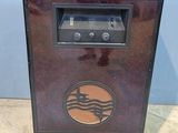 une vieille radio posée sur une table