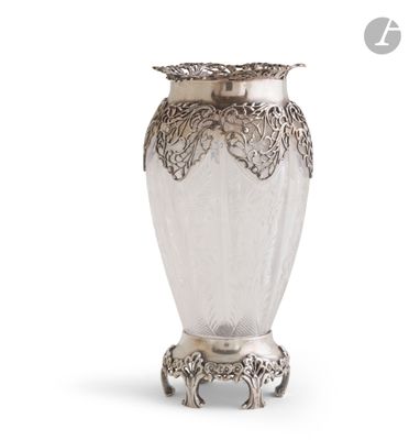 une photo d'un vase argenté posé sur une table blanche