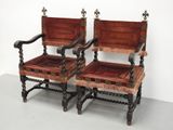 deux chaises en bois aux assises recouvertes de velours rouge, dans une pièce blanche