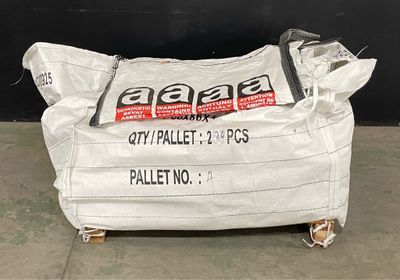 un grand sac de palettes posé par terre