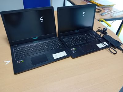deux ordinateurs portables posés sur une table