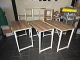 trois tables posées sur un sol carrelé