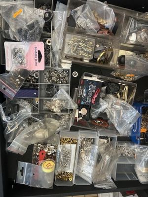 une étagère noire sur laquelle sont disposés de nombreux objets divers