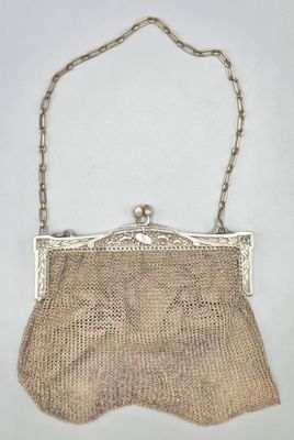 un sac à main ancien en maille d'argent, muni d'une anse en chaîne