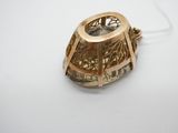 une bague en or posée sur une surface blanche