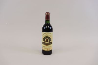une bouteille de vin posée sur une table blanche