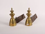 paire de bougeoirs anciens en laiton sur des socles en bois