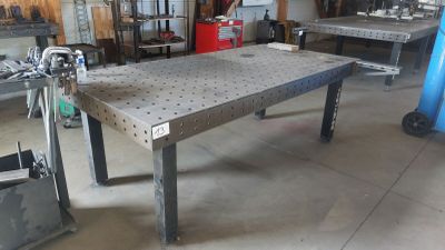 un grand établi métallique dans un garage, avec des outils