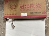 un gros plan sur une boîte de plats chinois posée sur une table