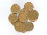 une pile de pièces d'or sur une surface blanche