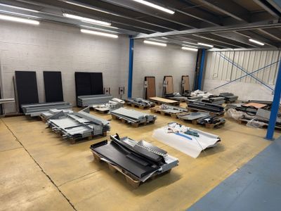 une grande salle remplie d'une multitude de machines de toutes sortes