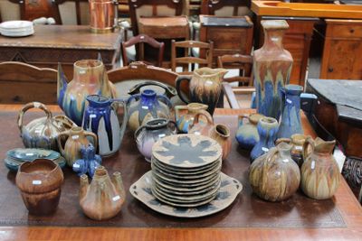 de nombreux types de vases et d'assiettes sur la table