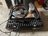 une photo montrant un clavier d'ordinateur et d'autres appareils électroniques posés par terre