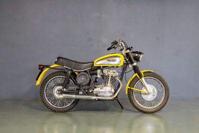 une moto jaune et noire garée dans un garage