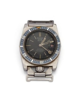 une image d'une montre-bracelet sur fond blanc