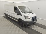 la photo d'une camionnette blanche garée dans un garage