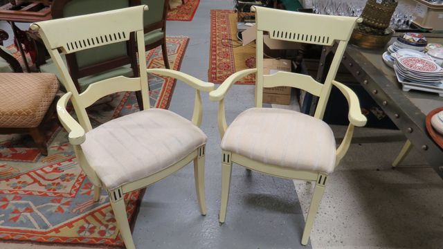 Suite de quatre fauteuils laqués crème piètement sabre